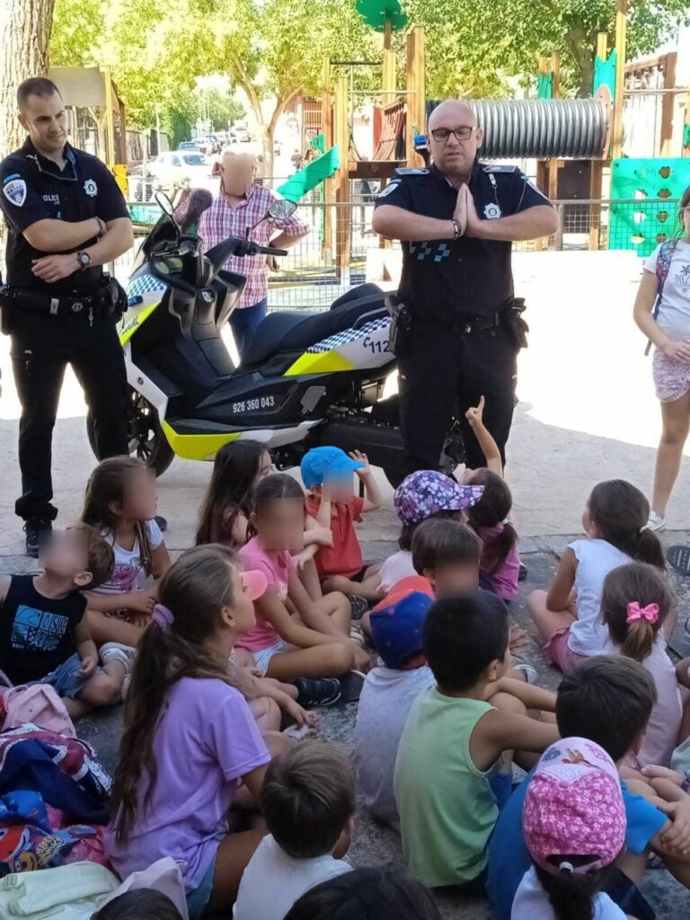 Los niños y niñas del Campamento de Verano realizan una actividad con Policía Local y Protección Civil