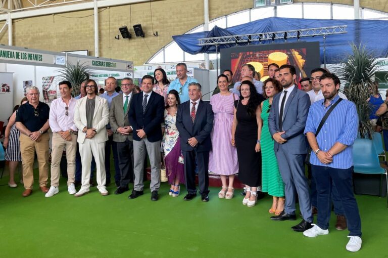 El presidente de la Diputación, Miguel Ángel Valverde, inaugura Mencatur junto al alcalde de Villanueva de la Fuente, Desiderio Navarro