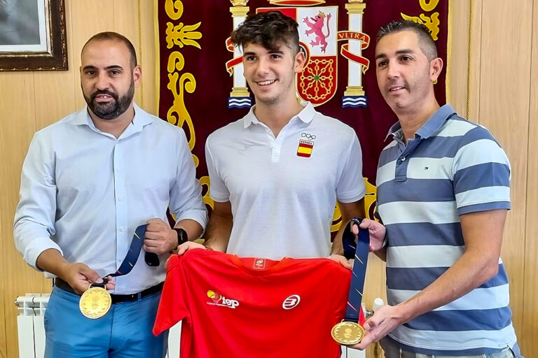 Argamasilla de Calatrava felicita a  Daniel Santigosa tras alzarse doble campeón de Europa de Pádel