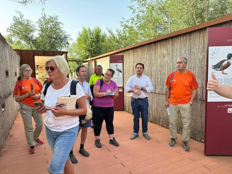 El alcalde de Pozuelo de Calatrava, David Triguero, recibe a las evaluadoras del Proyecto Volcanes de Calatrava. Ciudad Real