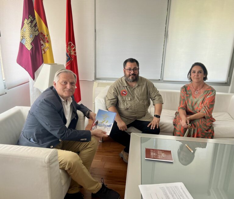 Cañizares recibe a la Sociedad Astronómica y Geográfica de Ciudad Real en su 20 aniversario