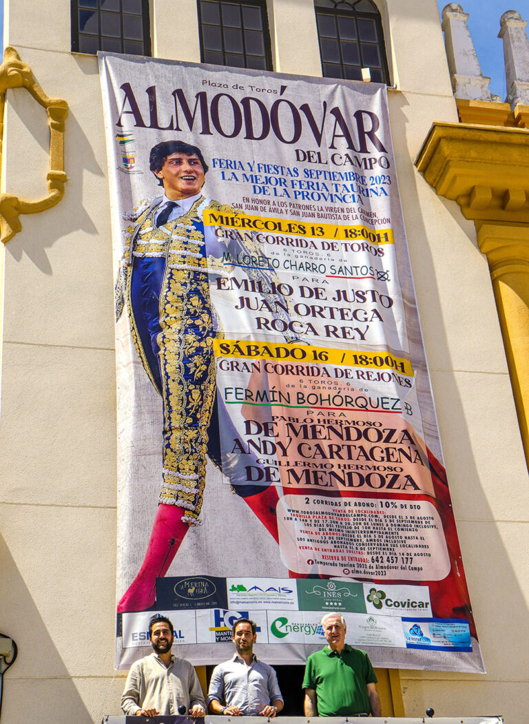 Un gran cartelón en la fachada consistorial anuncia la feria taurina de Almodóvar del Campo