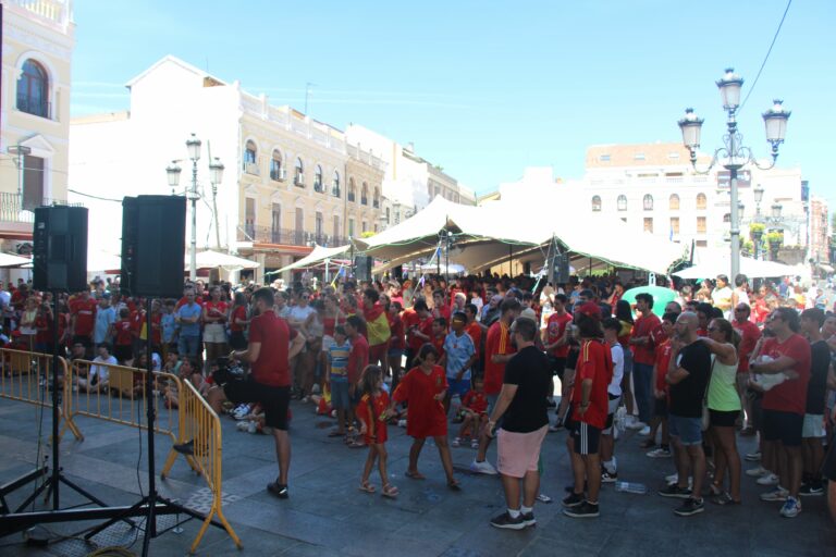 La Plaza Mayor de Ciudad Real enloquece con la victoria de la roja en el Mundial de Fútbol