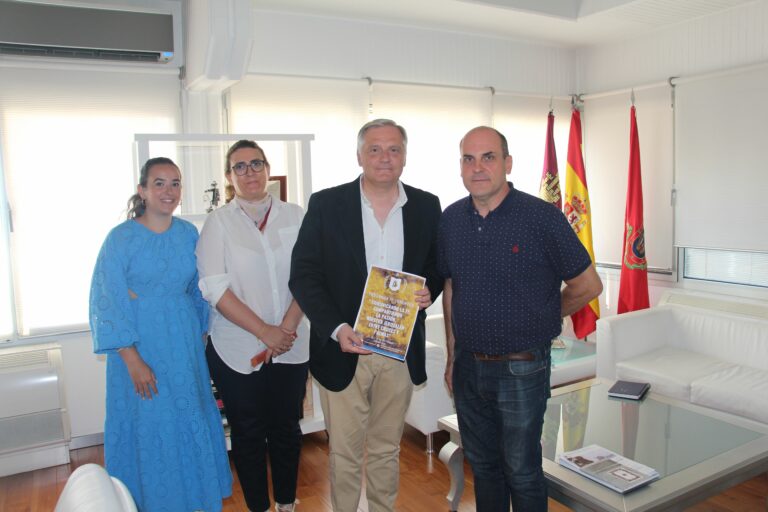 El alcalde de Ciudad Real recibe a la Hermandad de Las Palmas con motivo de la celebración del IV Congreso Nacional de Hermandades y Cofradías de la Sagrada Entrada de Jesús en Jerusalén