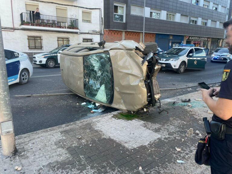 Vuelca con un coche robado en plena Ronda de Ciudad Real mientras era perseguido por la Guardia Civil