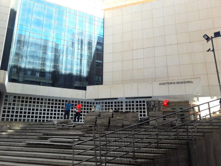 El Ayuntamiento de Puertollano reliza mejoras de impermeabilización de la cubierta del Auditorio Municipal