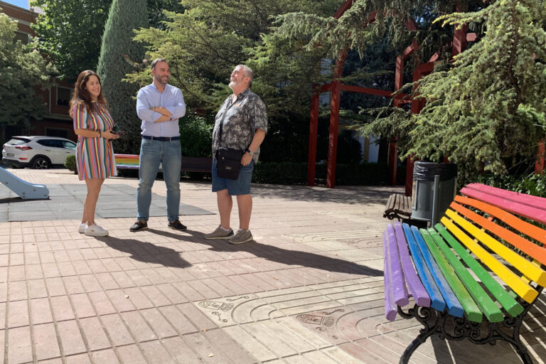 Los tres bancos arco iris ya están en su nueva ubicación: el paseo de Ramón Ugena