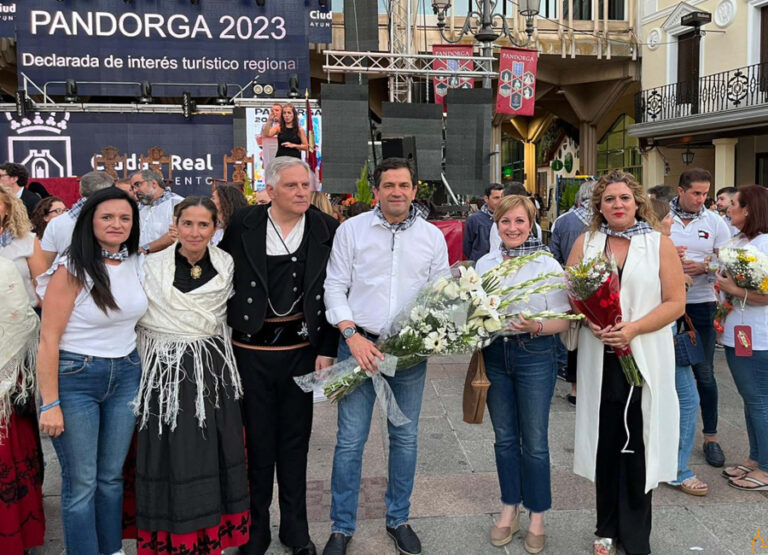 El presidente de la Diputación participa en la ofrenda floral a la Virgen del Prado tras la proclamación del Pandorgo y la Dulcinea 2023