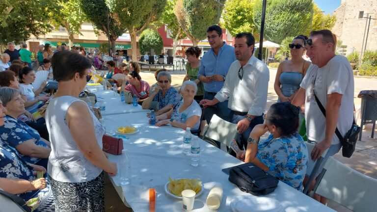El Gobierno regional resalta la importancia de mantener tradiciones como el Encuentro de Encajeras de Pozuelo de Calatrava