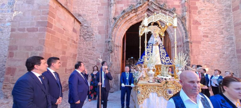 La Virgen del Espino recorre Membrilla ante la presencia del presidente de la Diputación