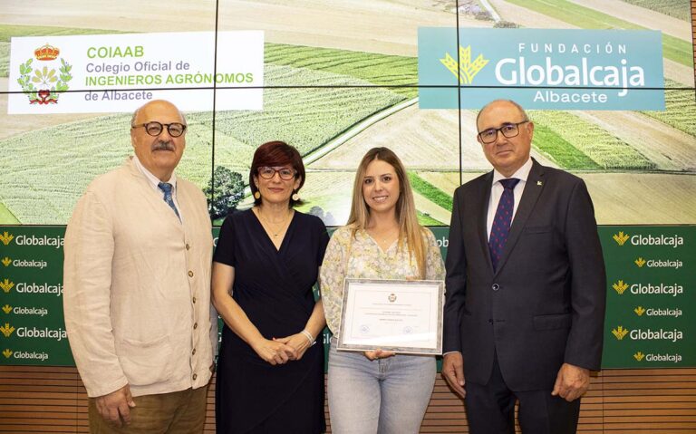 La Fundación Globalcaja y el Colegio Oficial de Ingenieros Agrónomos premiaron la excelencia académica de la ingeniera Andrea Campos