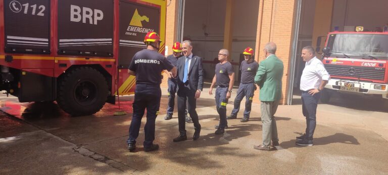 El alcalde visita el parque de bomberos de Puertollano
