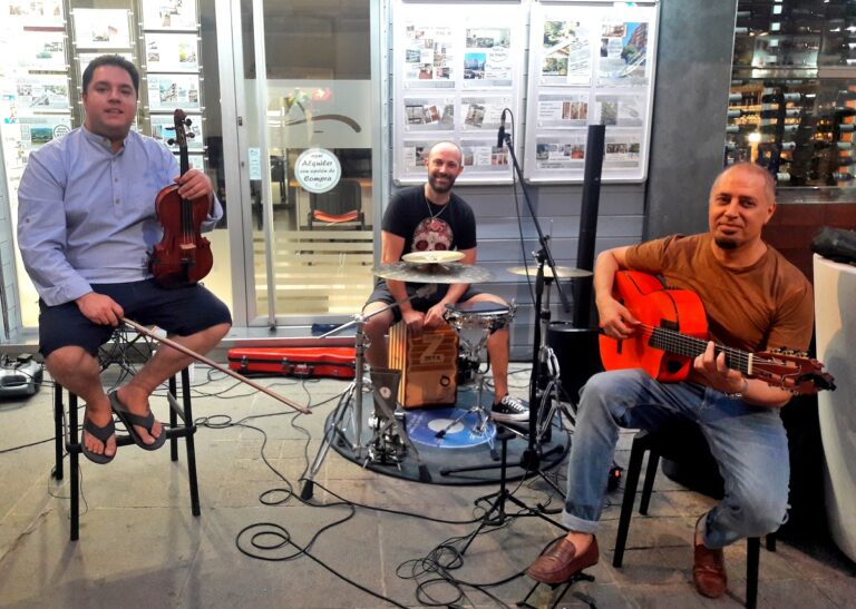 El flamenco fusión llena de ritmo el centro de Puertollano con el concierto de Imanol García Trío