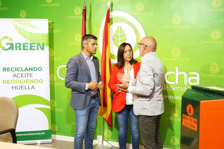 Comsermancha implementará una red de 166 contenedores para el reciclaje de aceite usado