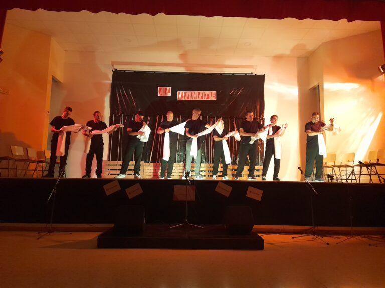 Participantes del proyecto de Cruz Roja en Herrera de La Mancha representan la obra de teatro ‘Al Límite’