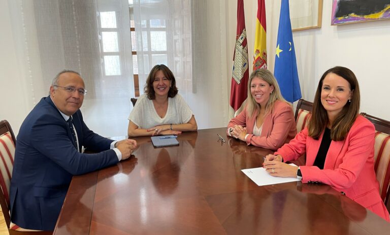 El Gobierno de Castilla-La Mancha comparte con Repsol el compromiso con una industria sostenible que genera riqueza y empleo de calidad