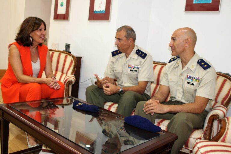 Blanca Fernández da la bienvenida al nuevo teniente coronel de la Base de Almagro y le traslada la “colaboración leal” del Gobierno regional
