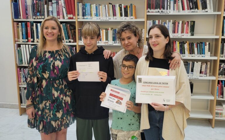 La Biblioteca Pública de Valdepeñas entrega los premios del I Concurso de BookTok