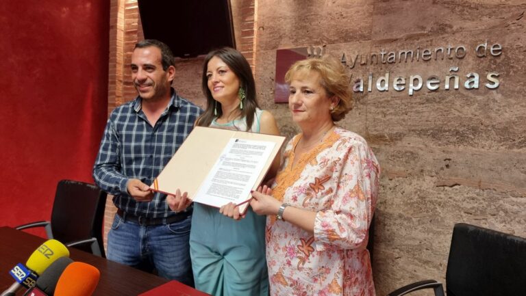 Valdepeñas renueva con AFAD su convenio de 35.000 euros para la atención de personas con discapacidad