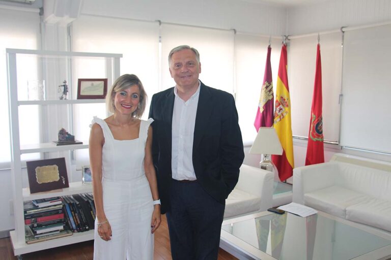 El alcalde de Ciudad Real recibe a Estrella Díaz, experta en el ámbito de la investigación de mercados