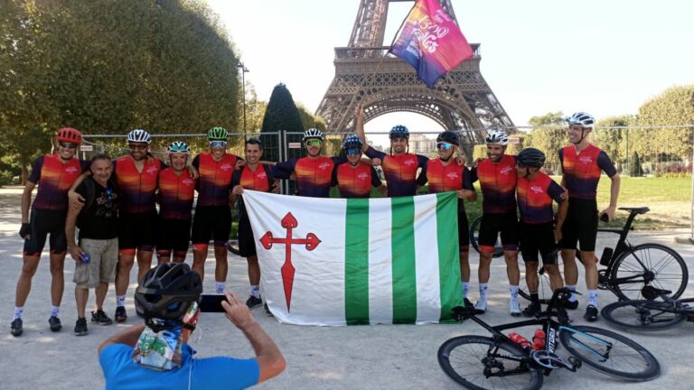 El Ayuntamiento de  Carrizosa apoya el proyecto “Pedaladas Solidarias”, cuyo último reto llevó a 5 ciclistas carrizoseños de Madrid a la Torre Eiffel de París
