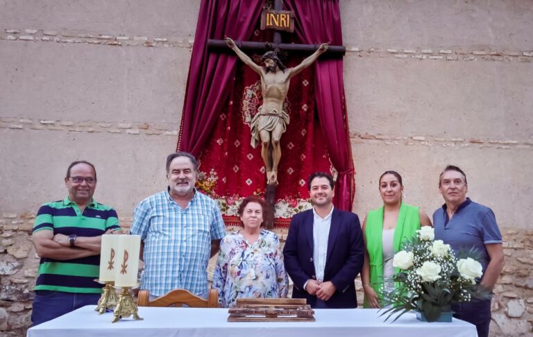 Pozuelo de Calatrava rinde culto al Cristo de la Capilla con distintos actos y alrededor de una gran hoguera