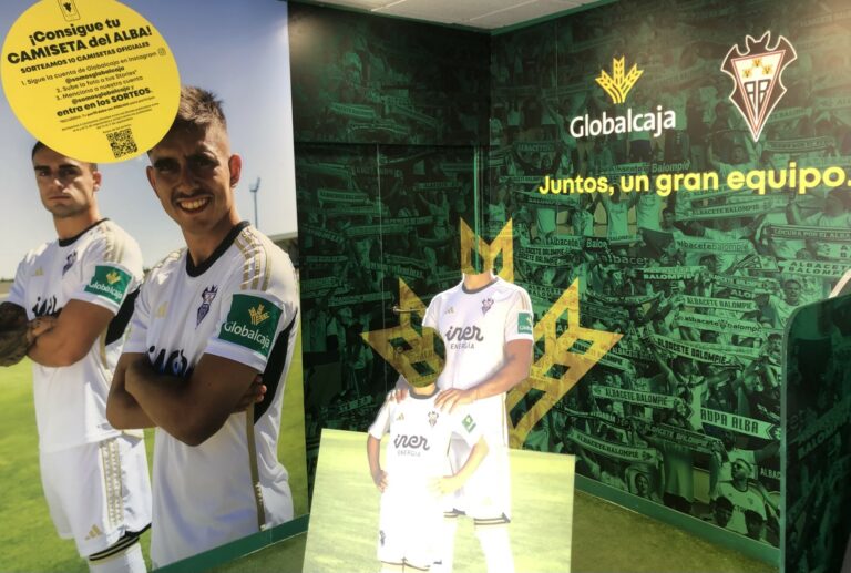 El stand de Globalcaja recibe este lunes a los jugadores del Alba, Agus Medina y Djetei, para la firma de autógrafos