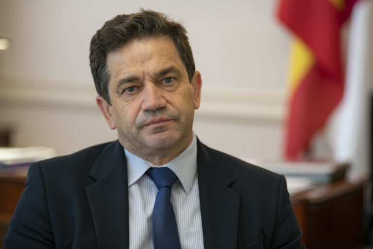 Mejorar el retorno a bodegas de Ciudad Real con Fenavin y reforzar el servicio público de Lanza, retos de Valverde