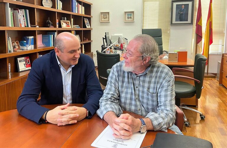 El Gobierno regional repasa y actualiza con el alcalde de Alamillo la situación de las infraestructuras sanitarias de la localidad