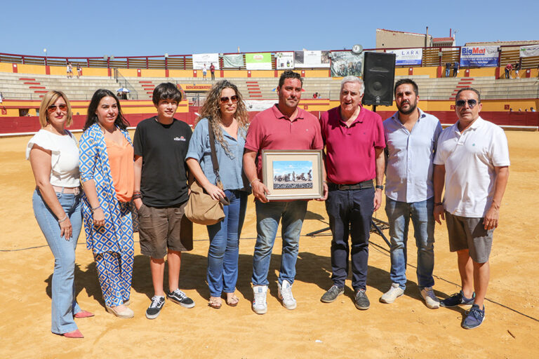 Almodóvar del Campo: Gabriel Adraos Barriga recibe la distinción de Corredor de Encierros 2023 y da el chupinazo inaugural