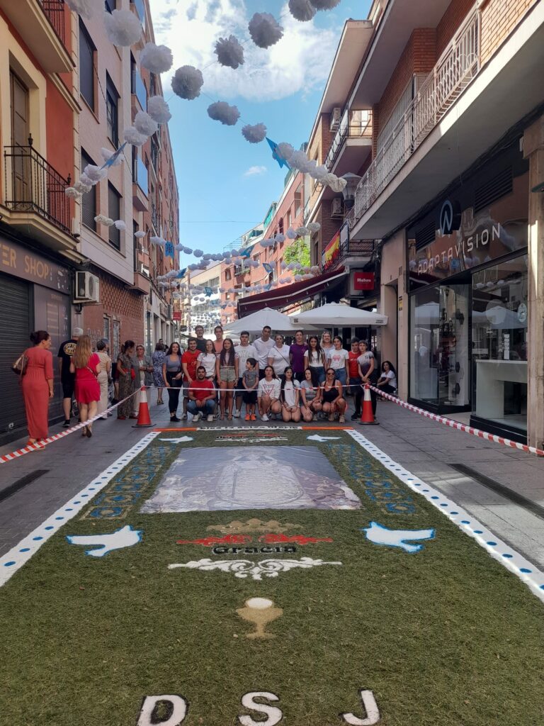 Puertollano: La Cofradía de los Discípulos de San Juan realiza una alfombra para el paso de la Virgen de Gracia en la calle Calzada
