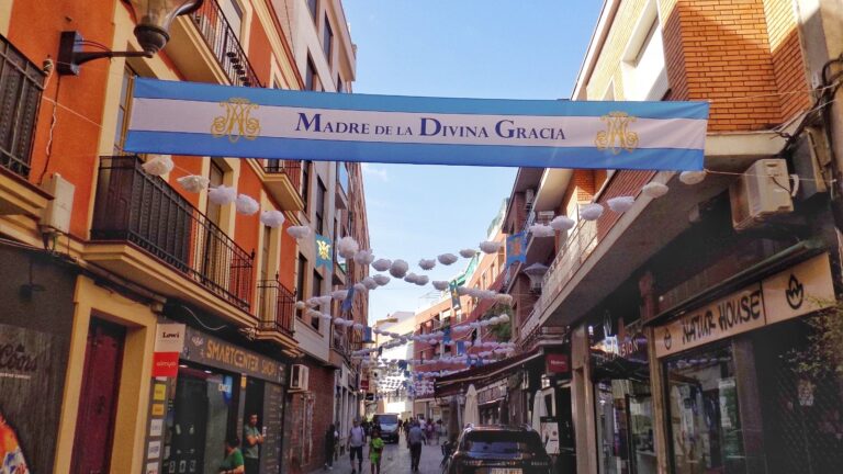 Puertollano: La calle Calzada amanece engalanada para la Virgen de Gracia 