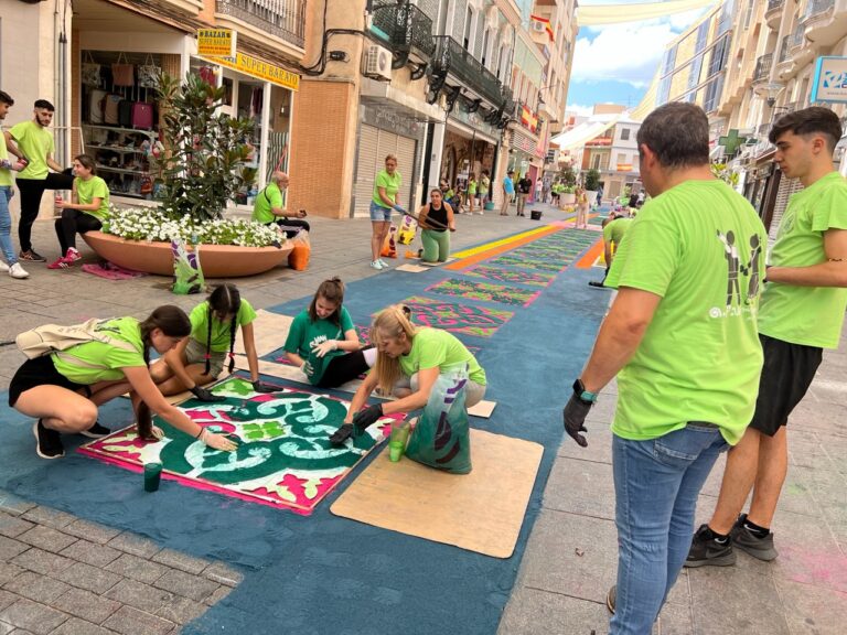 Puertollano: Últimos retoques a la espectacular alfombra floral en la calle Aduana