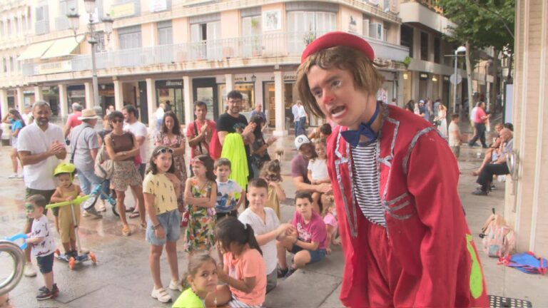 La lluvia no puede con el “Tallermanía Party” de la Asociación Juvenil El Quijote