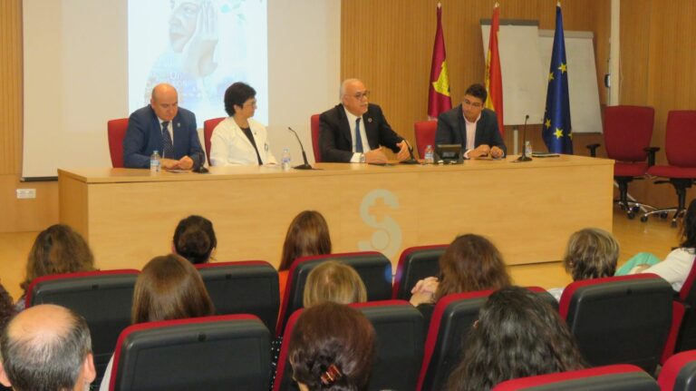 El Gobierno de Castilla-La Mancha apuesta por una atención de calidad, cercana y especializada a los enfermos de Alzheimer