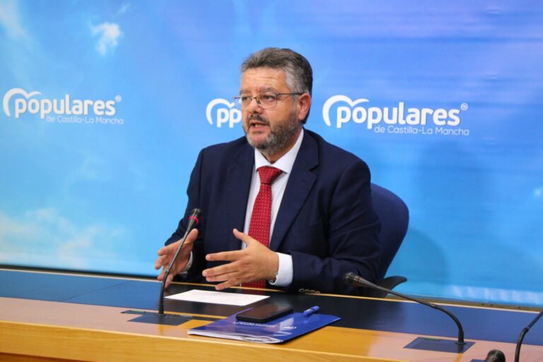 Moreno censura el abandono “sistemático y endémico” de la sanidad regional con unas listas de espera caóticas y manipuladas