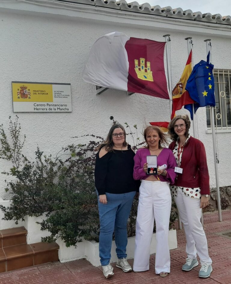 La psicóloga de Cruz Roja Elena Santiago recibe la Medalla de Bronce al Mérito Social Penitenciario