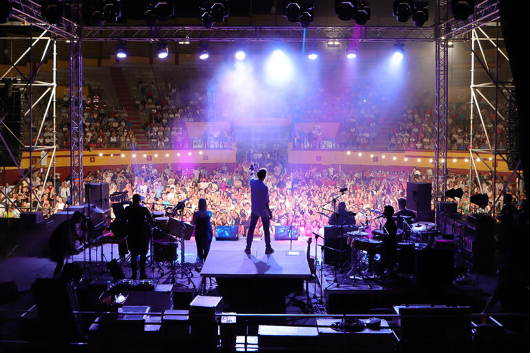 Carlos Baute contagia de buen rollo a Almodóvar del Campo en el preámbulo de sus fiestas