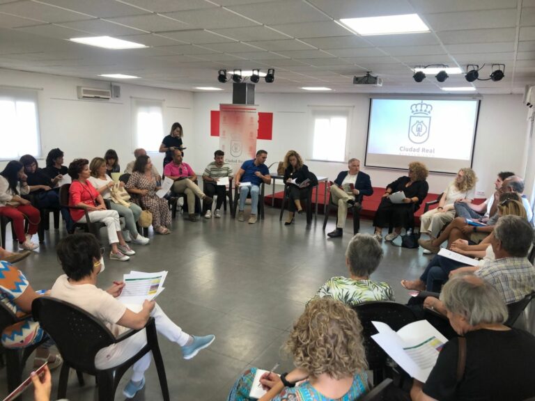 La primera mesa sectorial reúne prácticamente a la totalidad de las asociaciones vecinales