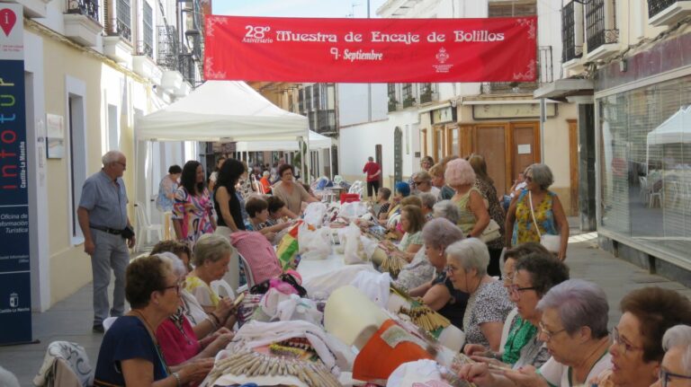 El encaje de bolillos volvió a conquistar la calle Empedrada