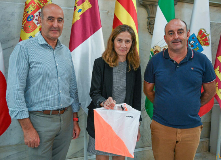 La vicepresidenta de la Diputación, Milagros Calahorra, recibe al presidente de la Federación de Orientación de Castilla-La Mancha