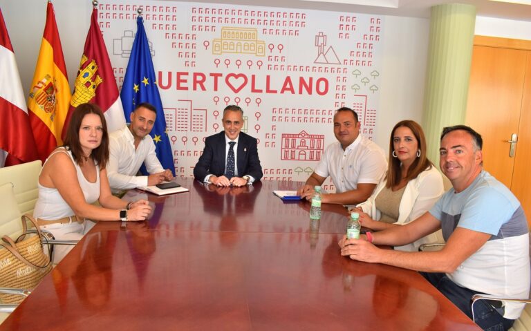 Puertollano: La nueva directiva del Club Natación presenta al alcalde sus proyectos deportivos de la temporada