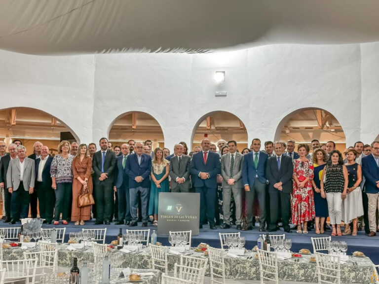 Valverde expresa el compromiso de la Diputación con el sector vitivinícola en la comida de la vendimia de la Cooperativa Virgen de las Viñas