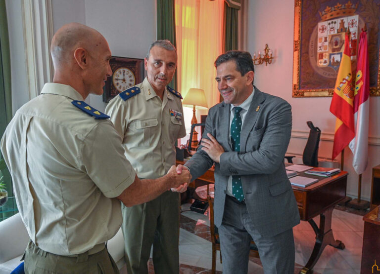 El presidente de la Diputación recibe al nuevo teniente coronel jefe del Batallón de Helicópteros BHELA I