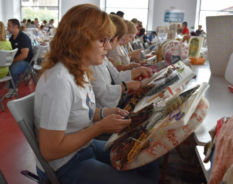 Puertollano: Medio millar de mujeres de una treintena de municipios convierten a La Central en un gran taller del encaje