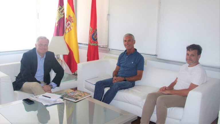 La asociación vecinal “Aldea de Ciruela” se reúne con el alcalde de la capital, Francisco Cañizares