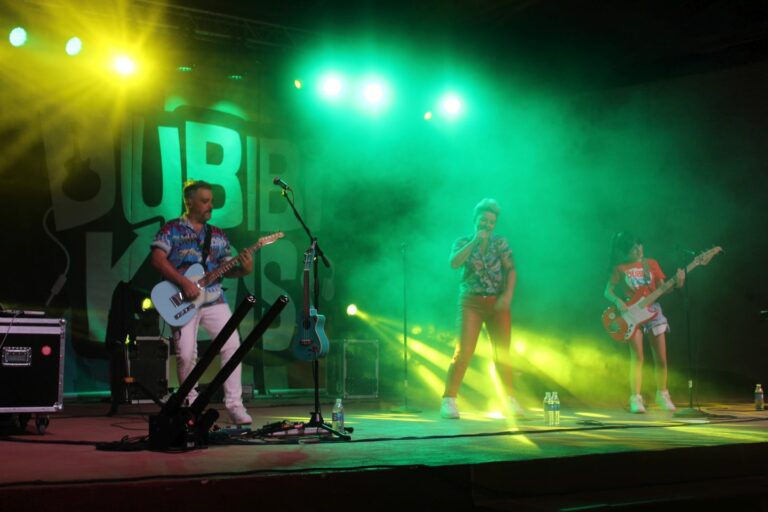 Los Dubbi Kids hacen vibrar a los más pequeños en la Piscina Municipal