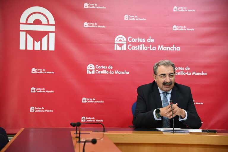 El Gobierno regional seguirá invirtiendo cuantitativa y cualitativamente en sus profesionales como principal palanca para consolidar la transformación del sistema sanitario