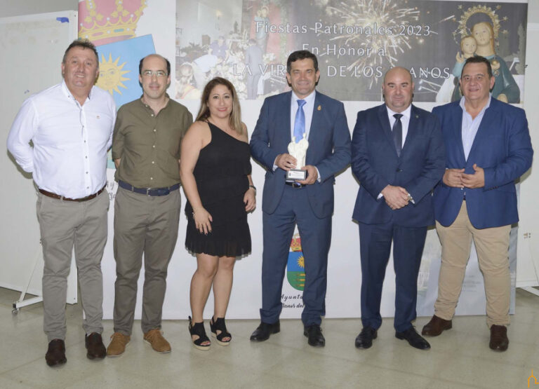 Valverde apuesta por el medio rural y reivindica el pasado colono de Llanos del Caudillo como pregonero de las fiestas