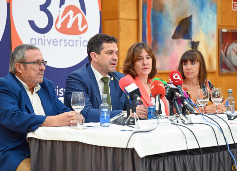 El presidente de la Diputación elogia la labor de Multimedia por sus 30 años de “profesionalidad, rigor y lealtad institucional”